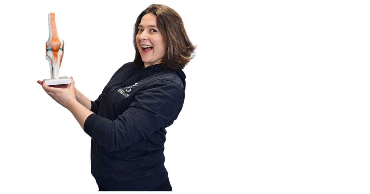 Specjalistka Rehability z modelem stawu